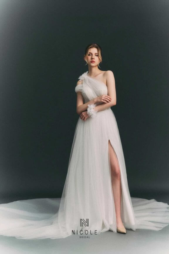 Nicole Bridal - Váy cưới lệch vai hình 10