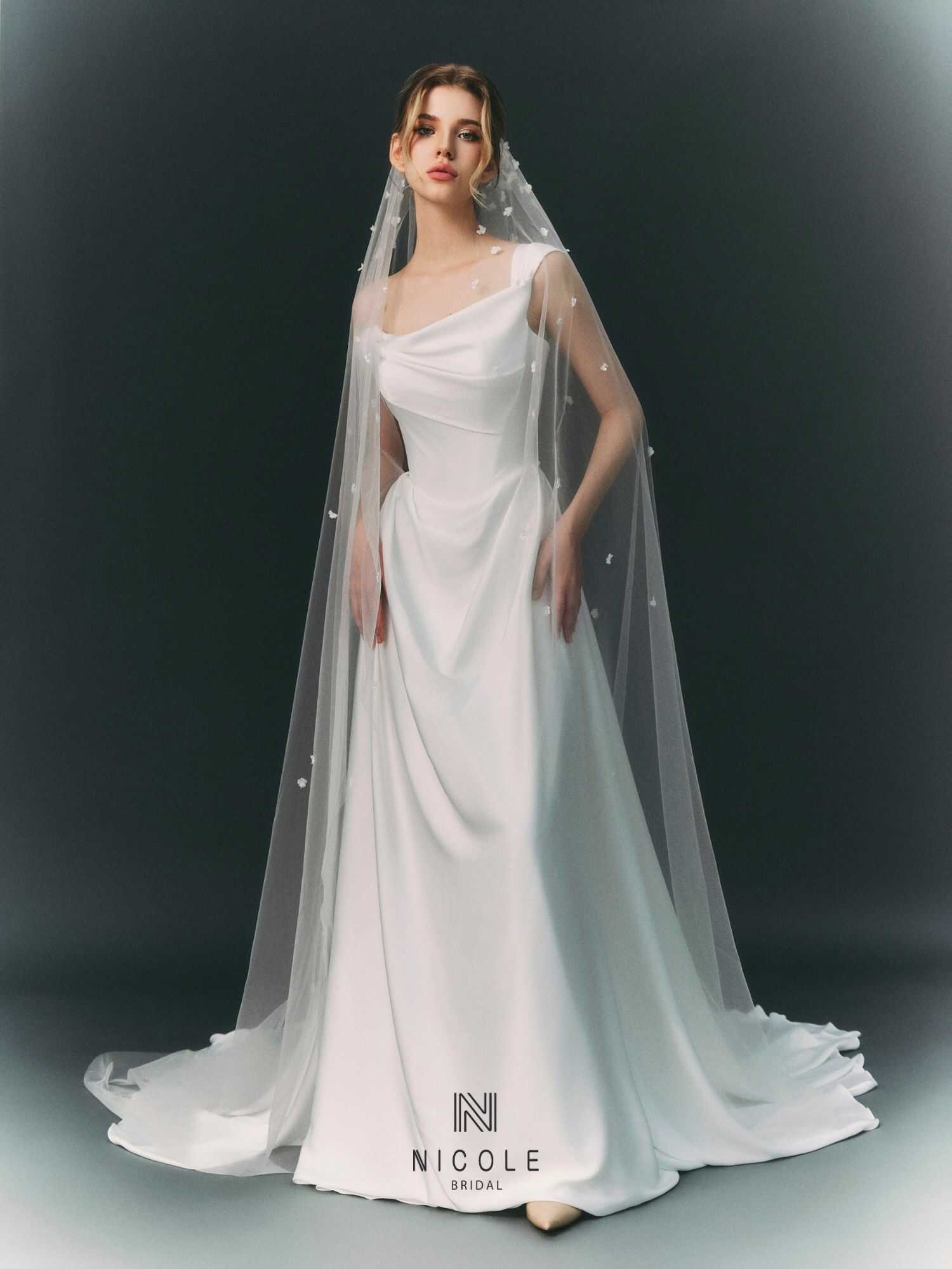 Nicole Bridal - Váy cưới lệch vai hình 11