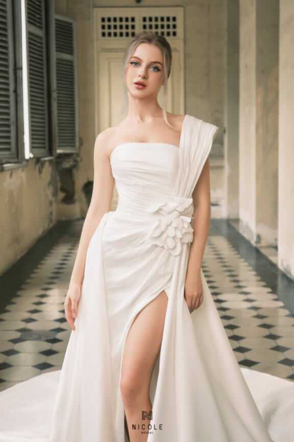 Nicole Bridal - Váy cưới lệch vai hình 12