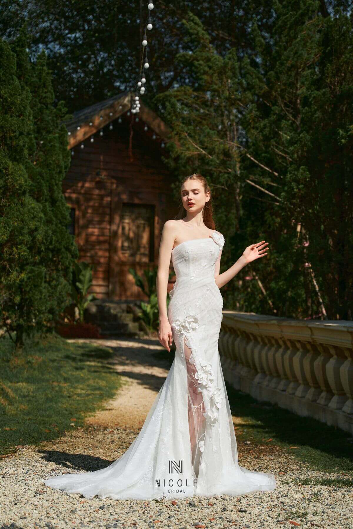 Nicole Bridal - Váy cưới lệch vai hình 13