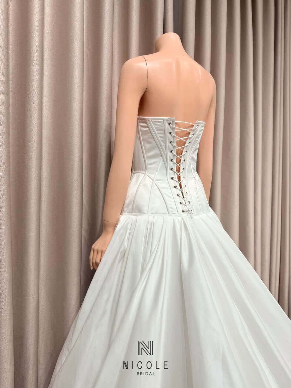 Nicole Bridal - Váy cưới hạ eo hình 11