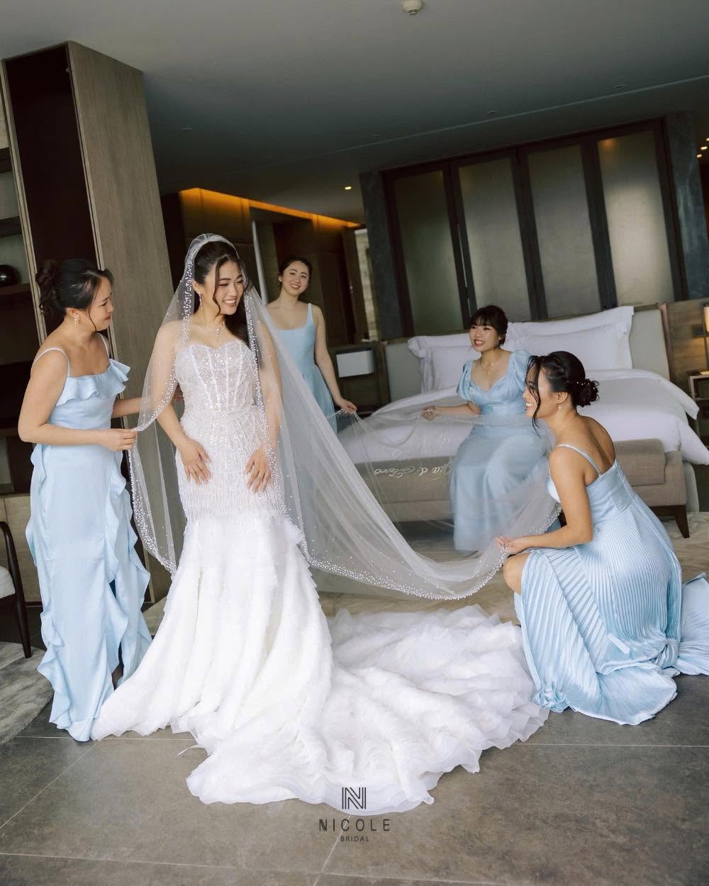 Chiếc váy cưới đuôi cá nổi bật với phom dáng couture và chất liệu cao cấp.