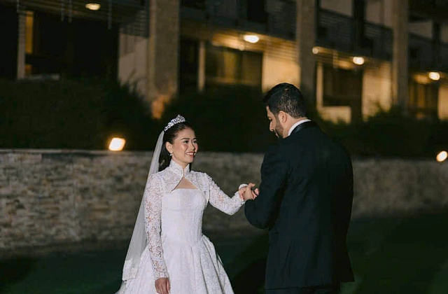The irresistible charm of the lace wedding dress of bride Ana Escuadro