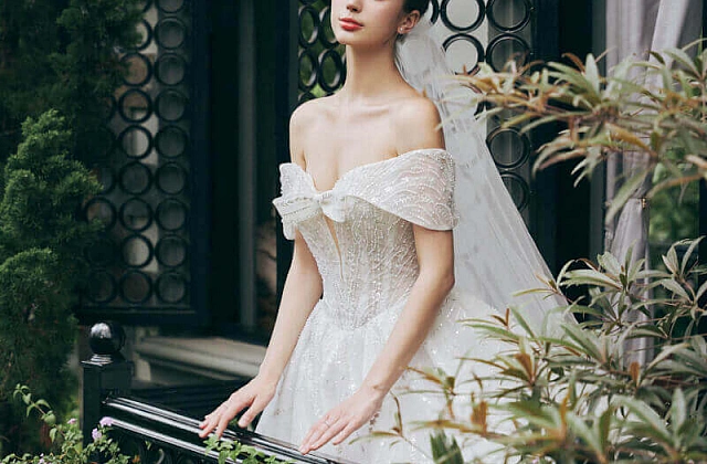 20+ Áo cưới trễ vai đẹp, gợi cảm, phù hợp cho cô dâu hiện đại