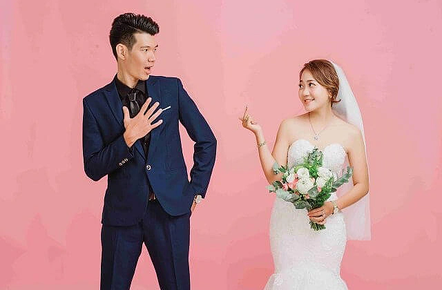 Chụp ảnh cưới phong cách đơn giản trong Studio