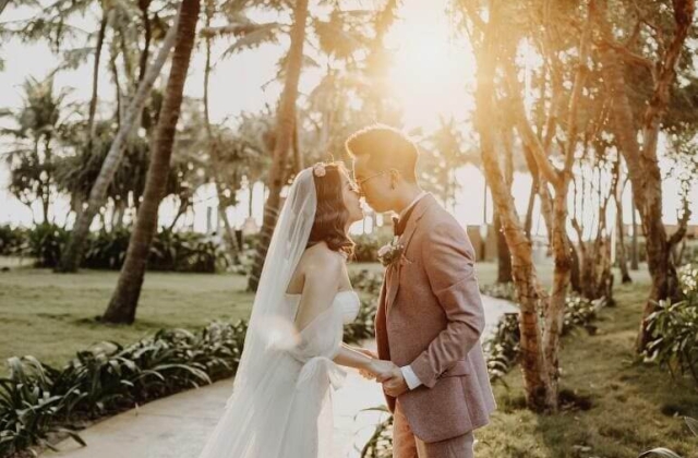 STORIES ABOUT WEDDING DRESSES ONLINE FROM VIETNAM