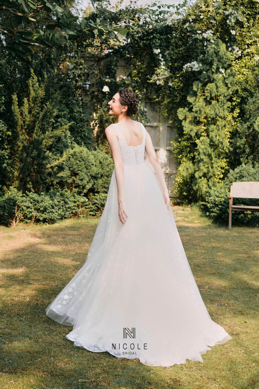 váy cưới đi bàn cho cô dâu sành điệu