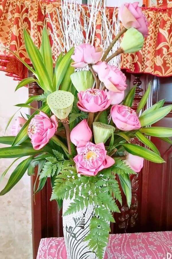 Bình hoa tươi bàn thờ