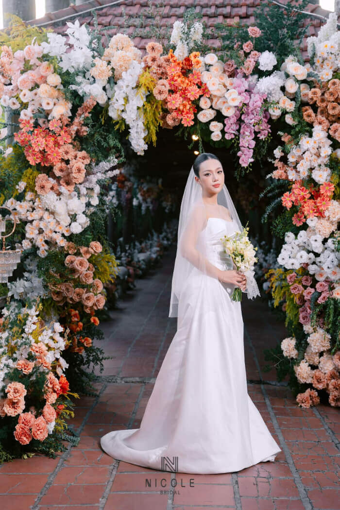 Nicole Bridal - Cách đính ren, ngọc trai và pha lê vào lúp cưới 7