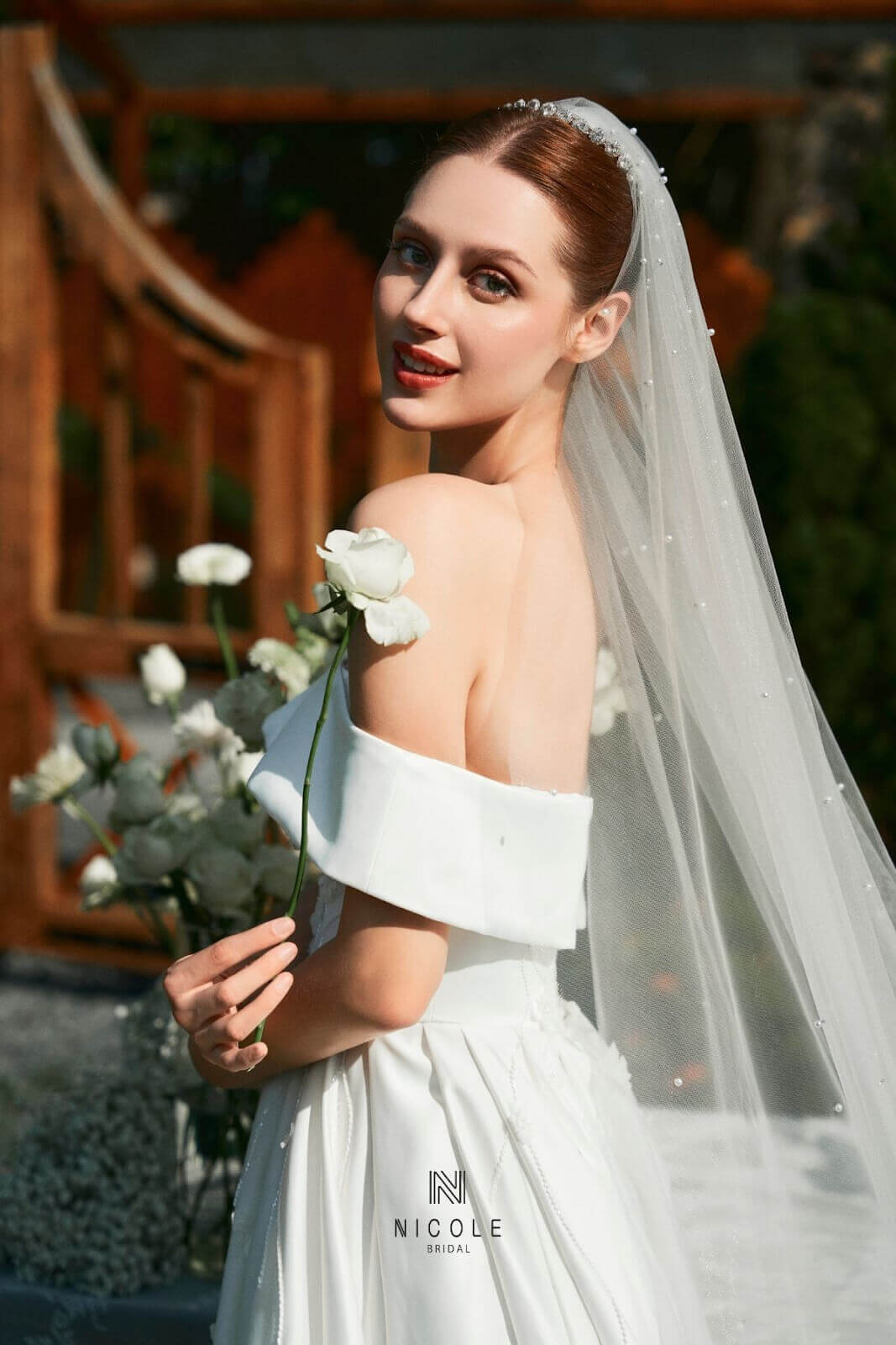 Nicole Bridal - Cách đính ren, ngọc trai và pha lê vào lúp cưới 4