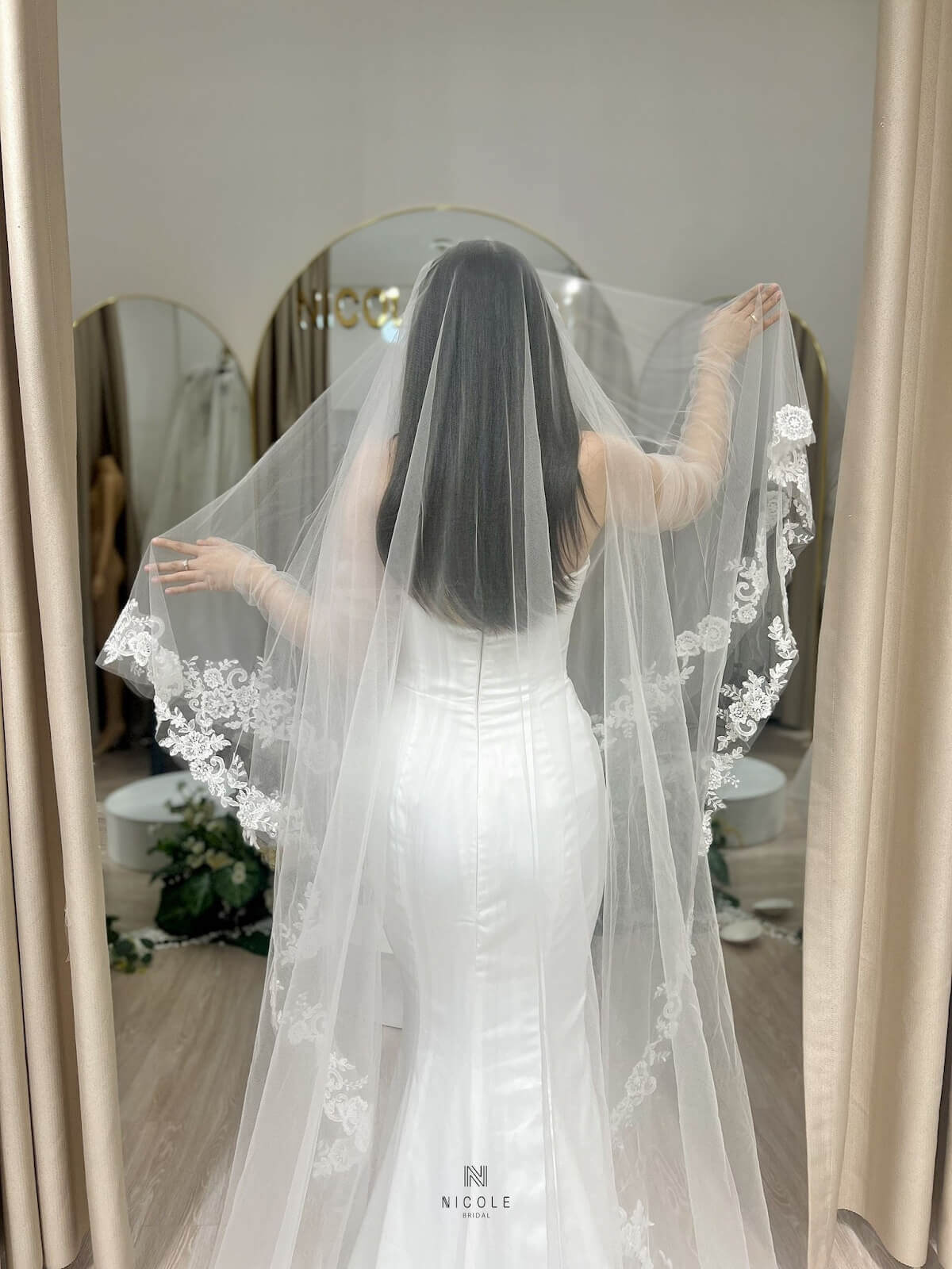 Nicole Bridal - Cách đính ren, ngọc trai và pha lê vào lúp cưới 5
