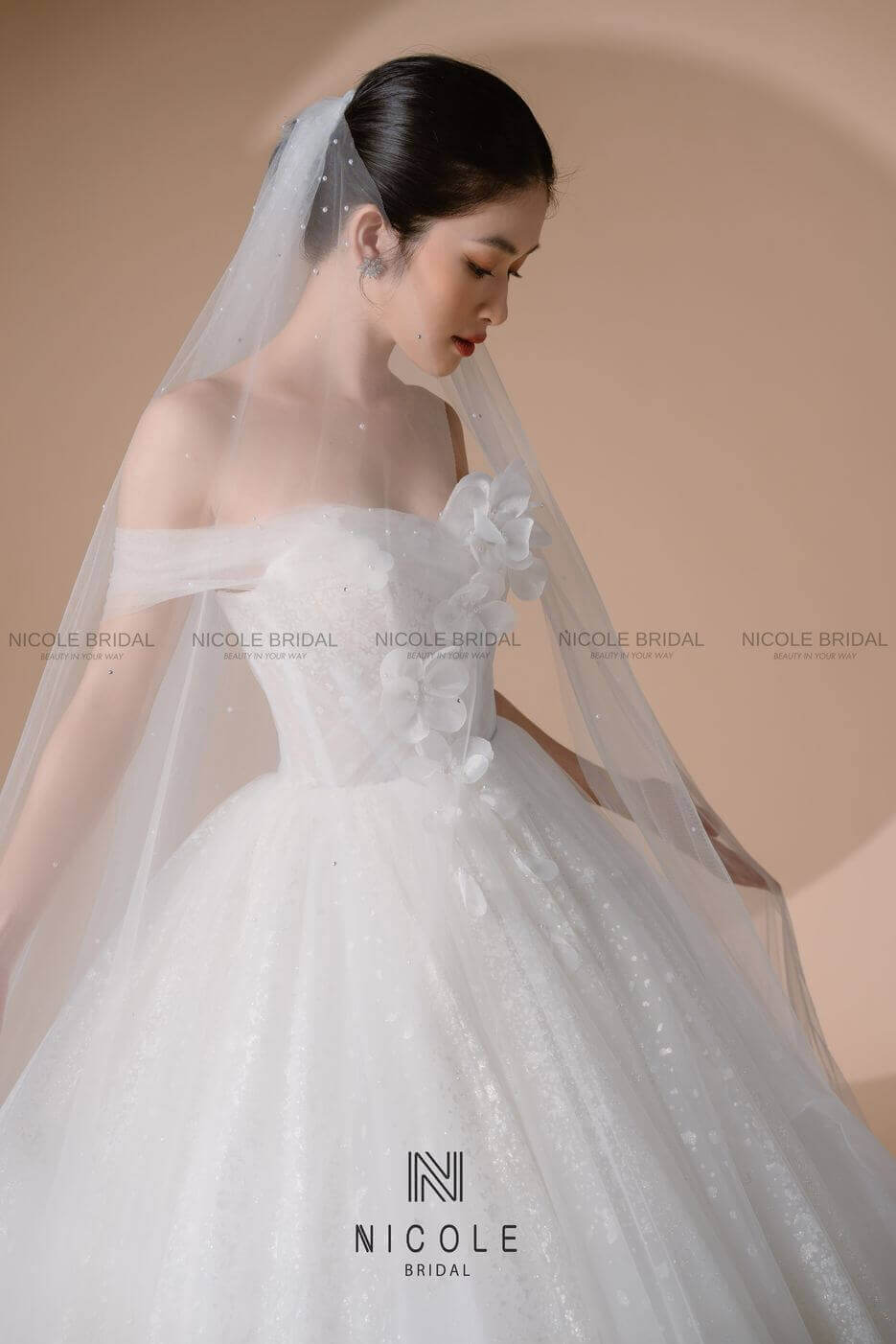 Nicole Bridal - Cách đính ren, ngọc trai và pha lê vào lúp cưới 2