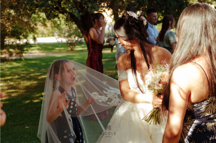 Nicole Bridal - Cách đính ren, ngọc trai và pha lê vào lúp cưới 1