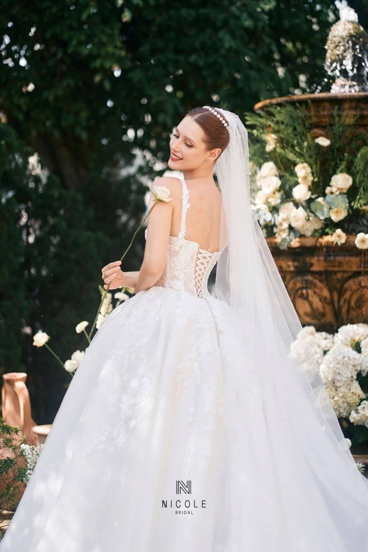 Nicole Bridal - Váy cưới hở lưng hình 1