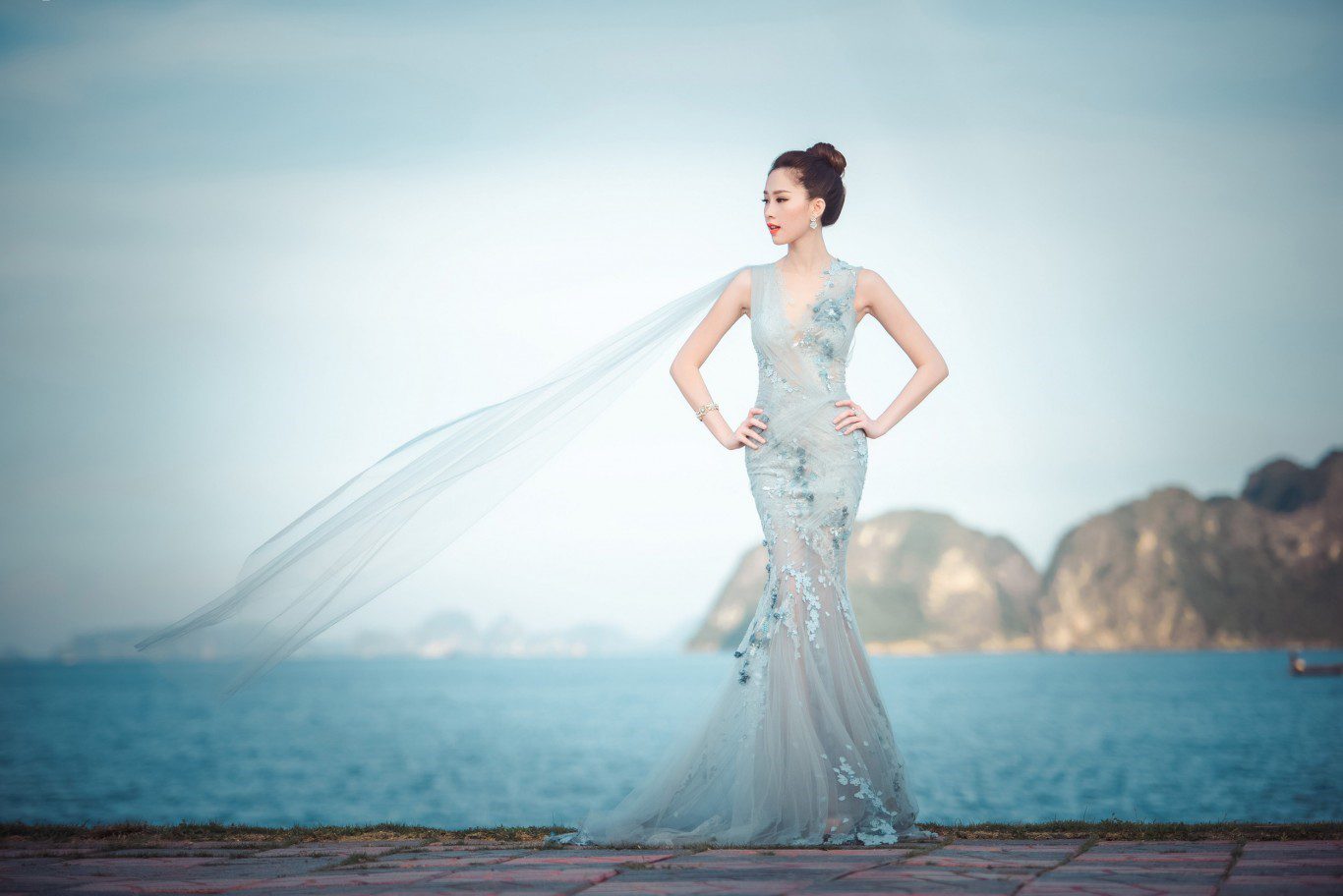 áo cưới đuôi cá màu xanh