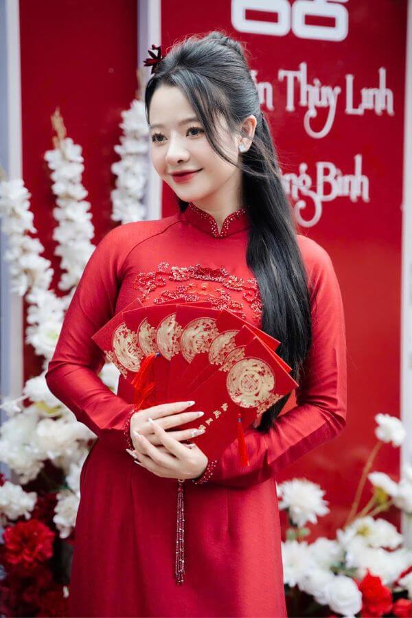 Áo dài truyền thống màu đỏ cho cô dâu