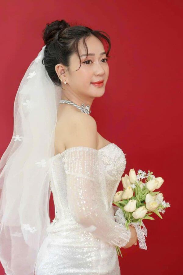 hoa tươi cầm tay cô dâu