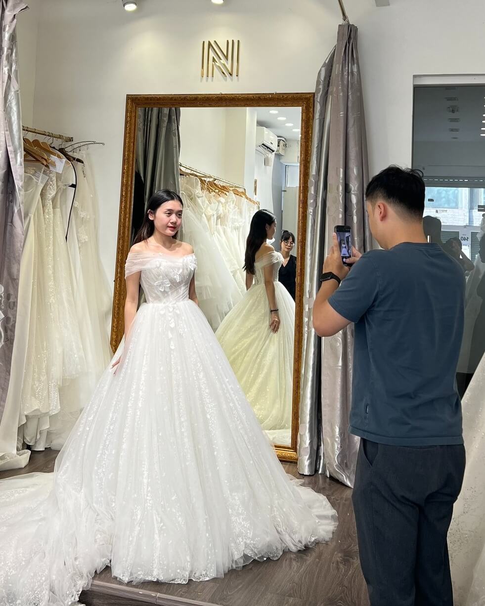 thử váy cưới hình 3