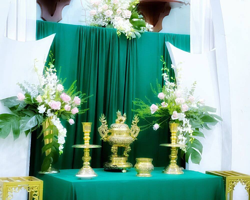Trang trí bàn thờ gia tiên không được trang trí sơ sài