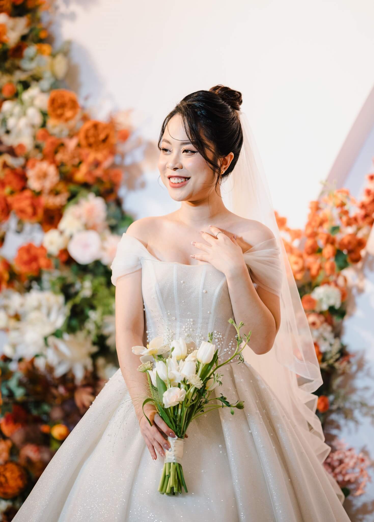 váy cưới cô dâu có bắp tay to 6