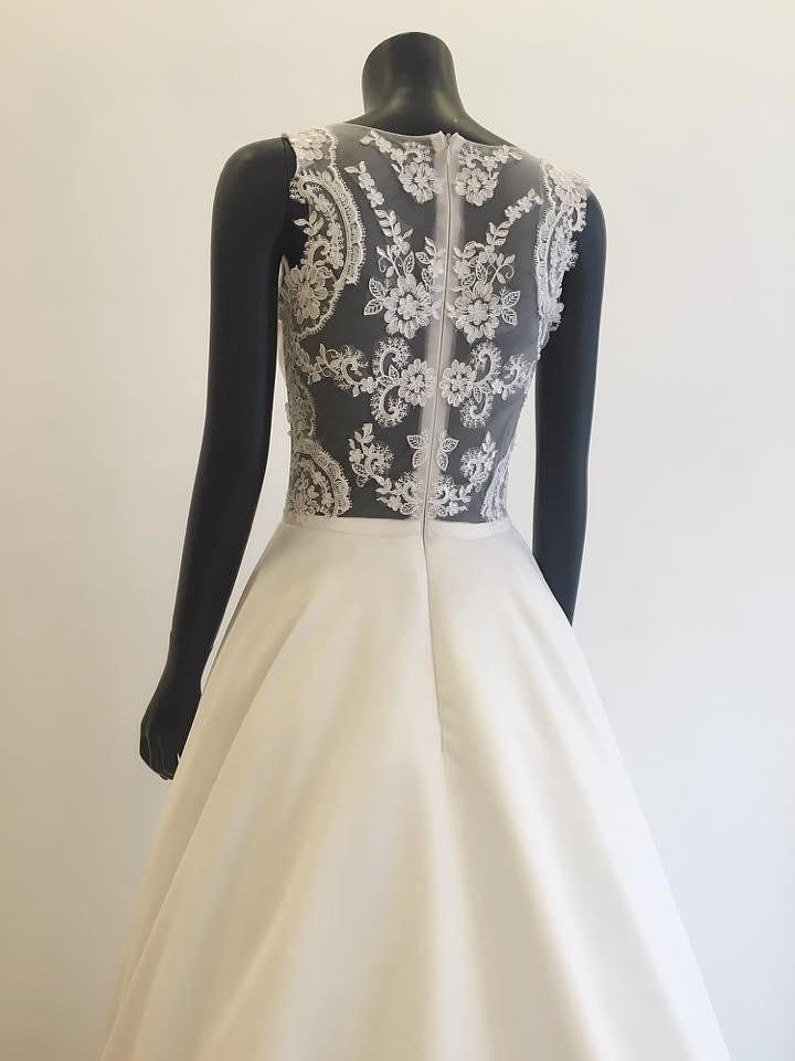 Mẫu áo cưới chất liệu ren được Nicole Bridal thiết kế phù hợp cho cô dâu mập mạp.
