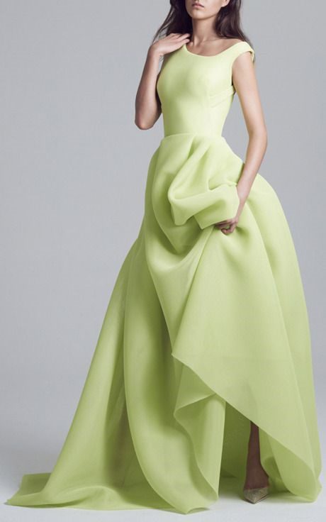 Váy hot nhất tuần: Đầm cưới 20kg của Đinh Ngọc Diệp