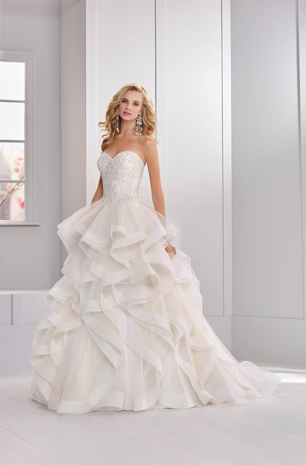 Váy cưới đơn giản tinh tế của Sue Ann Bridal