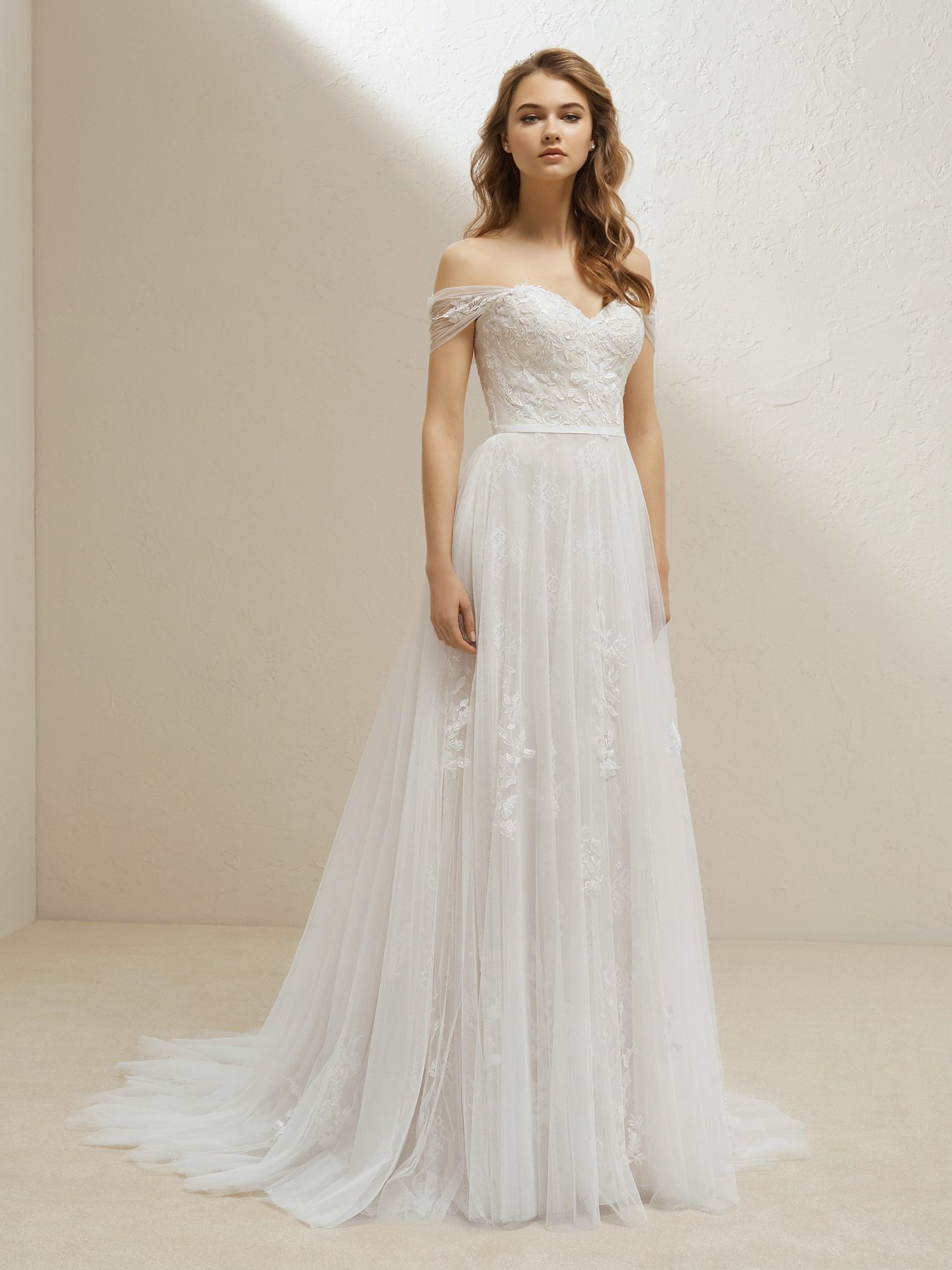 Cách chọn áo cưới dáng suông đơn giản, nhẹ nhàng cho tiệc cưới 2022