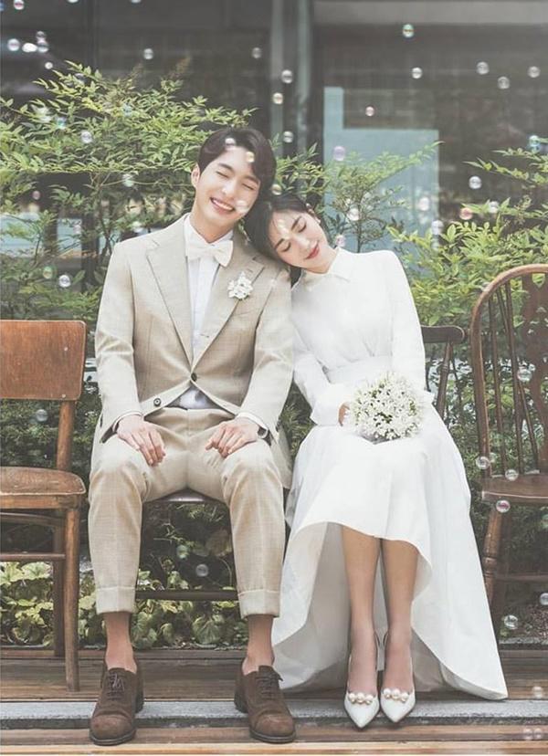 Chụp ảnh cưới phong cách Hàn Quốc làm nổi bật tính cách và tâm hồn của cặp đôi. Với cách chụp ảnh độc đắc, hình ảnh sẽ khéo léo đánh bật ra vẻ trẻ trung, năng động và hạnh phúc rực rỡ của các cặp đôi trẻ. Hãy để lại dấu ấn trong ngày trọng đại của bạn.
