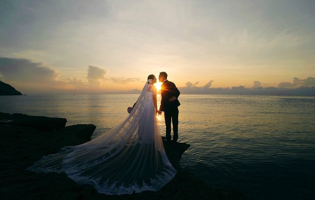 Biển xanh, nắng vàng, cát trắng, tất cả đã cùng đến để tạo nên bộ ảnh cưới đẹp nhất cho bạn. Hãy đến với chúng tôi và tận hưởng những giây phút lãng mạn bên người thân yêu trên những bãi biển đẹp nhất Việt Nam.