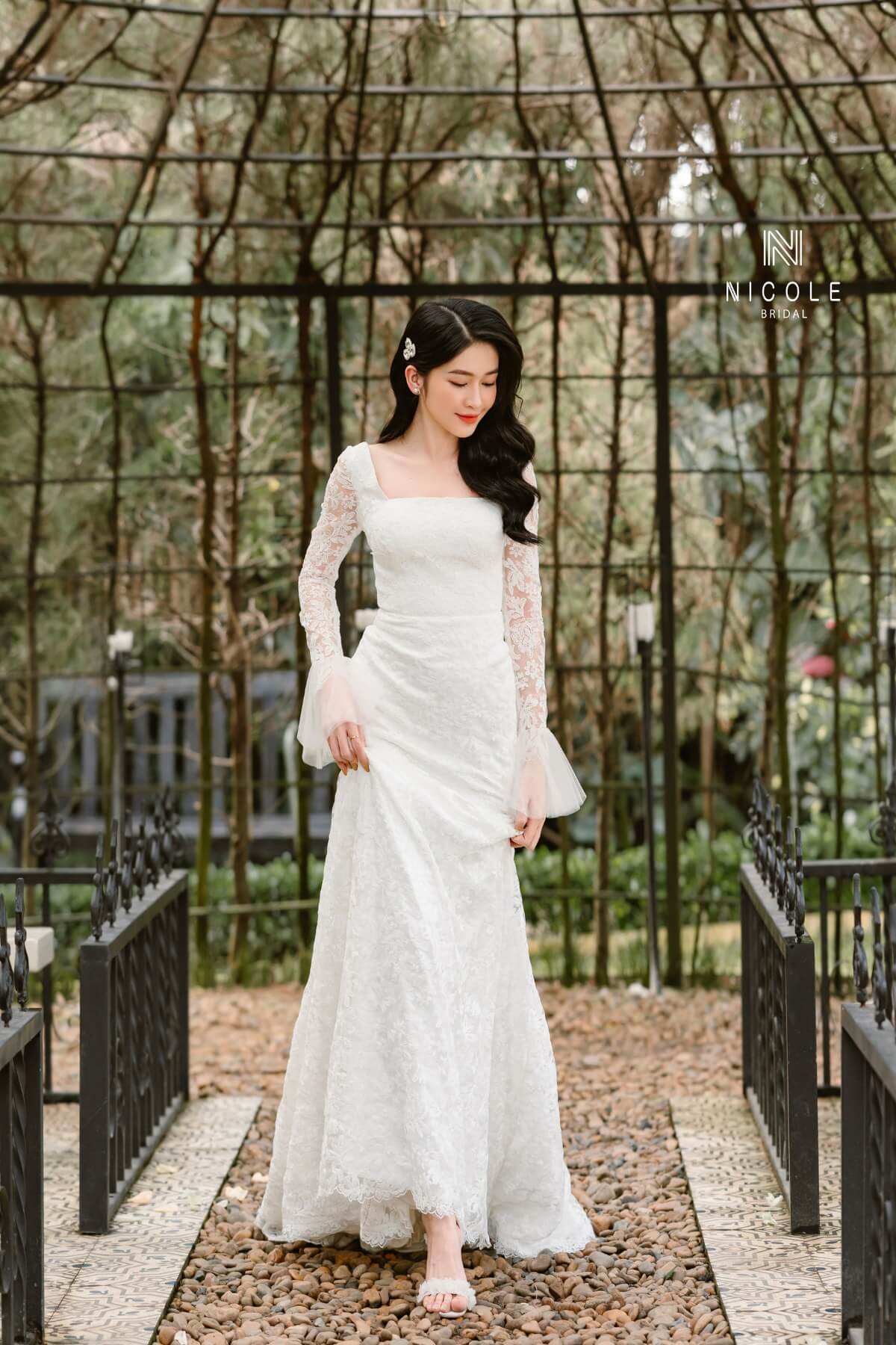15 mẫu váy cưới đơn giản, kín đáo cho các nàng dâu Bống Maxishop