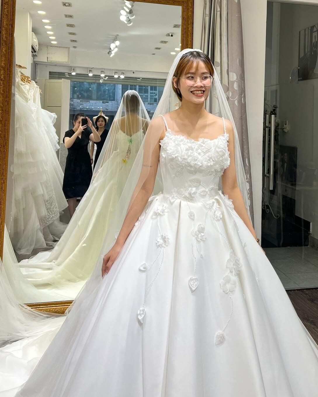 Cùng ông xã tương lai đi thử váy cưới, Thu Thủy dính ngay nghi vấn cưới  chạy bầu bởi…