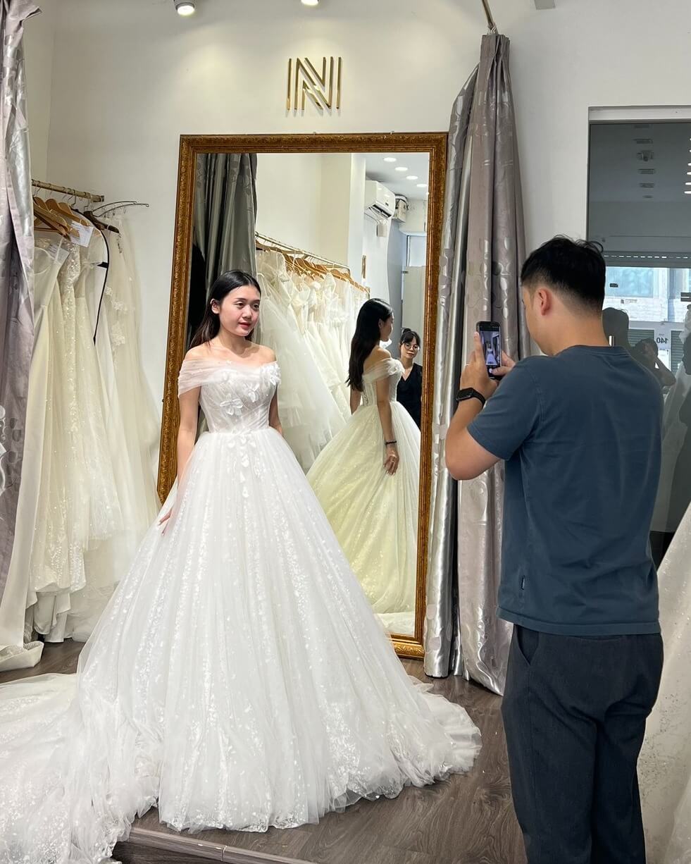 Cô dâu Chu Thanh Huyền thay 4 váy cưới - Ngôi sao