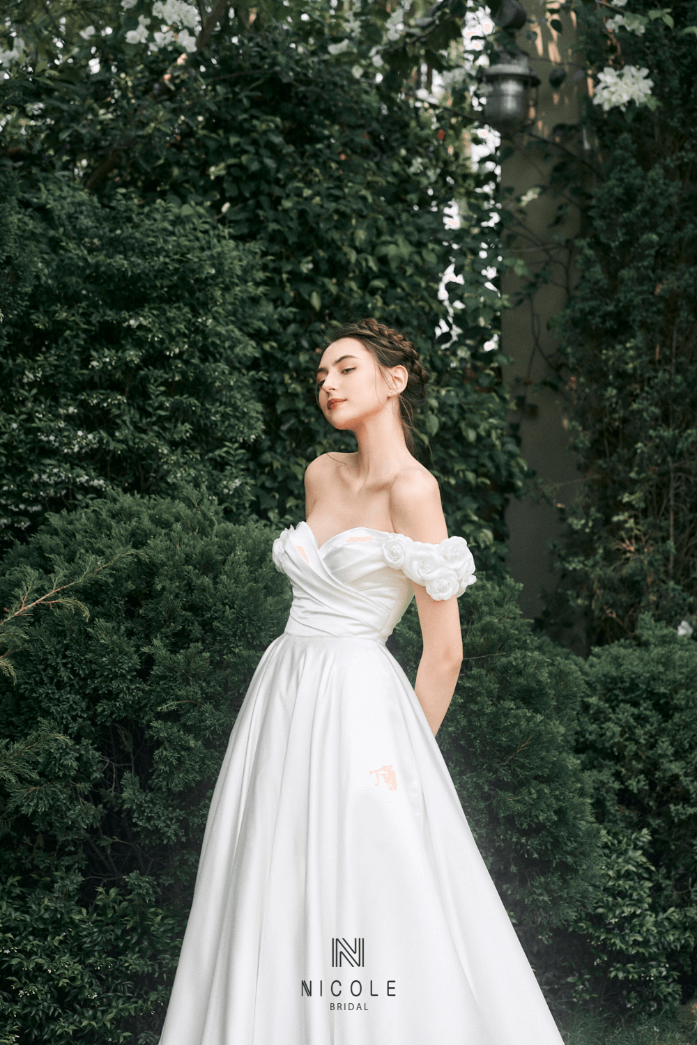 Váy cưới suông tay dài cổ điển | Wedding dress inspiration, Elegant bride,  Doll dresses diy