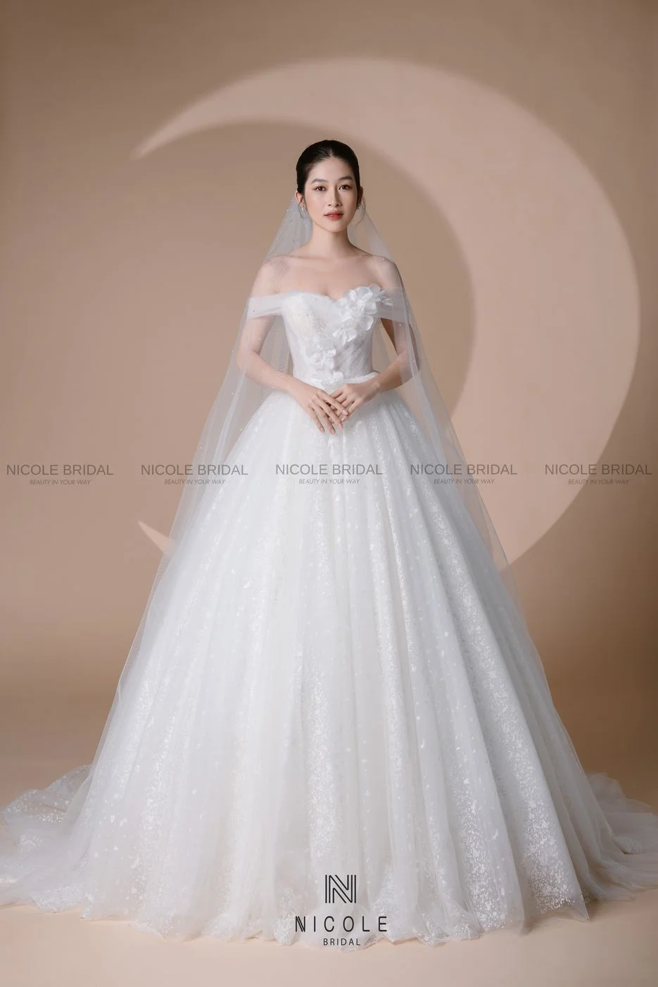 Váy cưới màu trắng phối siêu dễ nhìn siêu đẹp  Phụ kiện trang trí tiệc cưới