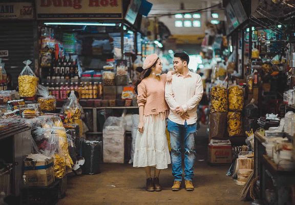 chụp ảnh cưới ngoài đường phố