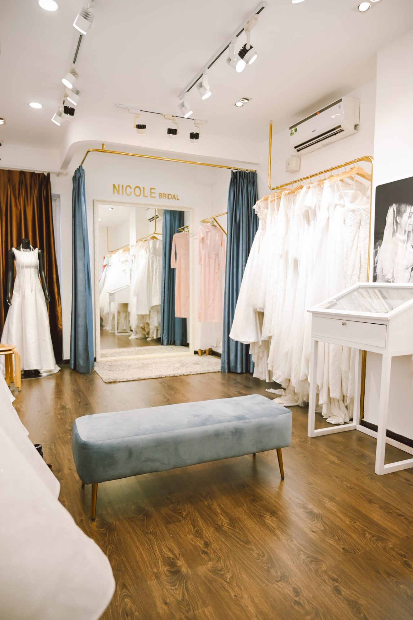 Ngắm váy cưới của nhà thiết kế Việt tại tiệm đồ cưới nổi tiếng New York