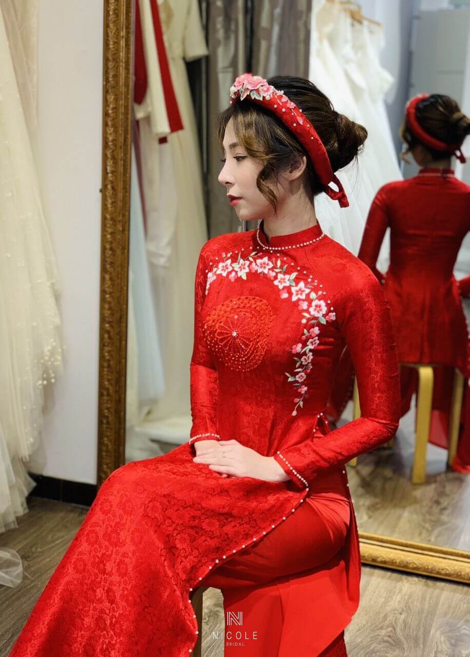 Váy cưới màu đỏ cuồng nhiệt và lộng lẫy cho cô dâu xinh đẹp