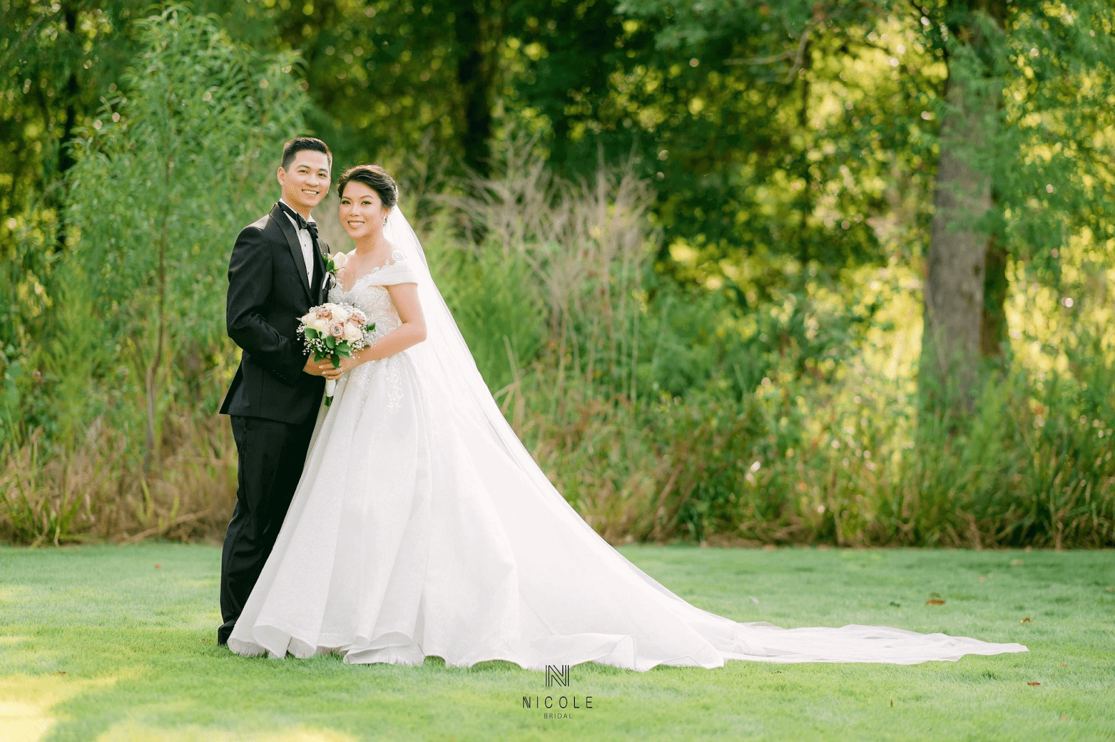 Phong cách chụp ảnh cưới là điều rất quan trọng để ghi lại những khoảnh khắc đáng nhớ trong ngày cưới của mình. Tìm hiểu phong cách và lựa chọn phong cách chụp ảnh cưới phù hợp với mình để có những bức ảnh đẹp nhất.