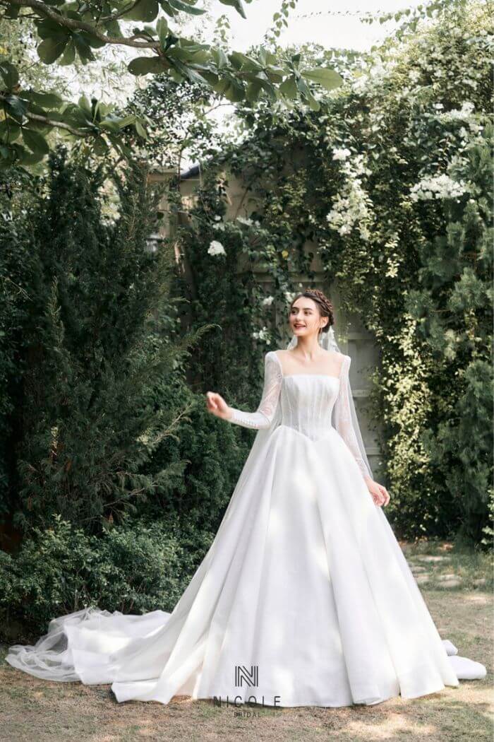 Chinh Bridals- Nhà may áo cưới cao cấp - Váy cưới tay dài kín đáo, điểm  chút ren và pha lê nhẹ nhàng mà cũng vô cùng tinh tế | Facebook