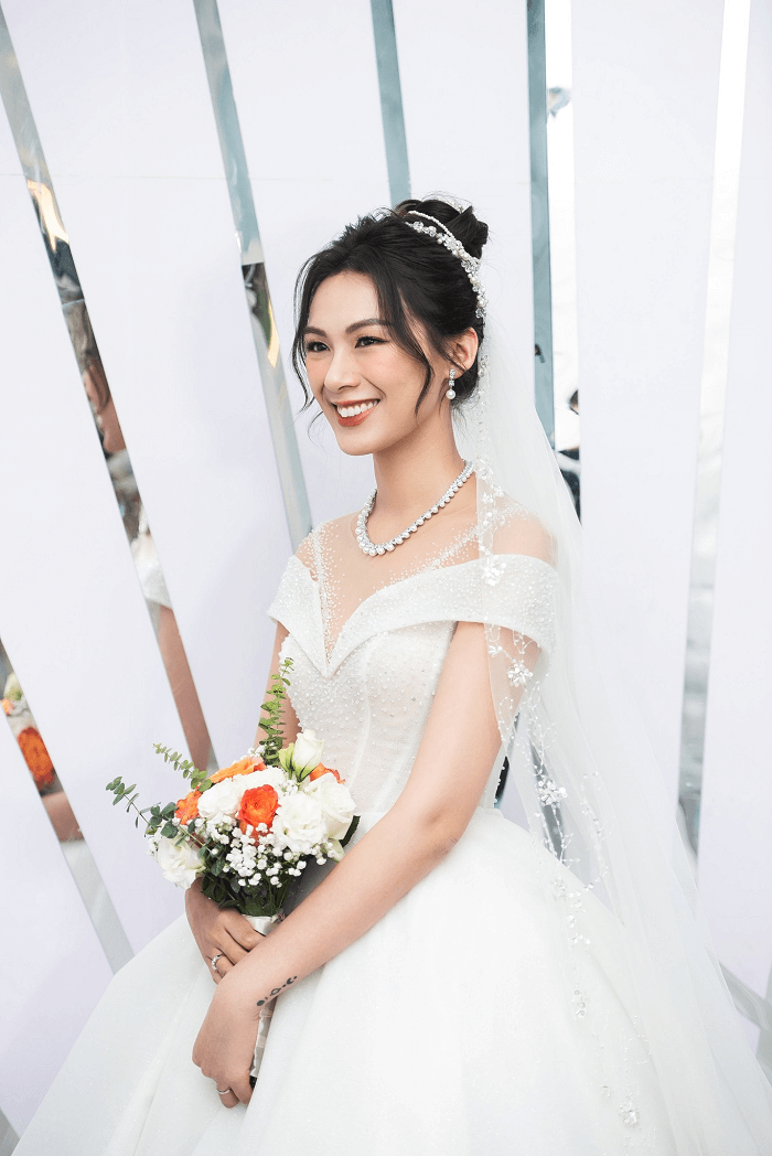 Nhiều người lựa chọn trang sức cưới tối giản, hiện đại để phù hợp với phong cách tiệc cưới.