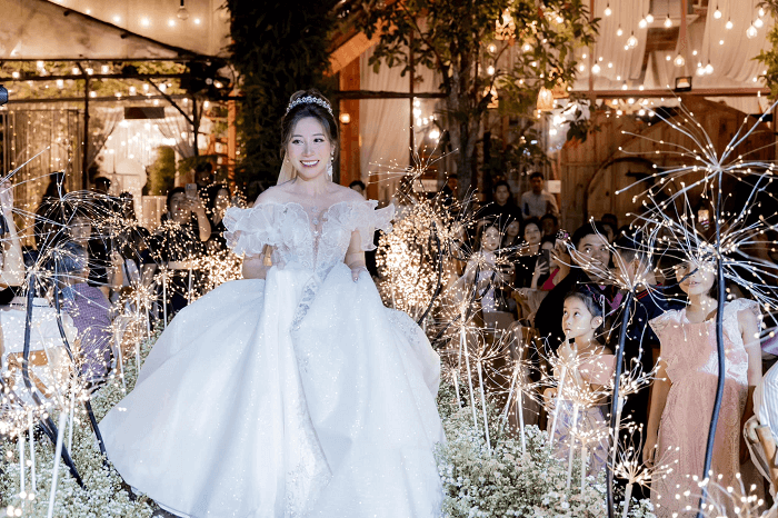 Quỳnh Anh khoe váy cưới được Duy Mạnh tặng riêng trước ngày kết hôn - Giới  trẻ