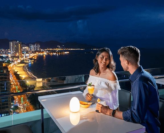 Nha Trang là địa điểm tuần trăng mật ấn tượng cho các cặp đôi mới cưới.