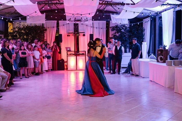 Bride Lydie looks like Snow White when viewed from behind.
