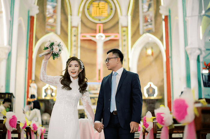 Áo dài cưới trắng cho lễ bí tích hôn phối nhà thờ