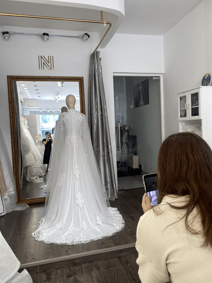 Cô dâu từ xa có thể trao đổi với Nicole Bridal để may váy cưới ngay khi không ở Việt Nam.
