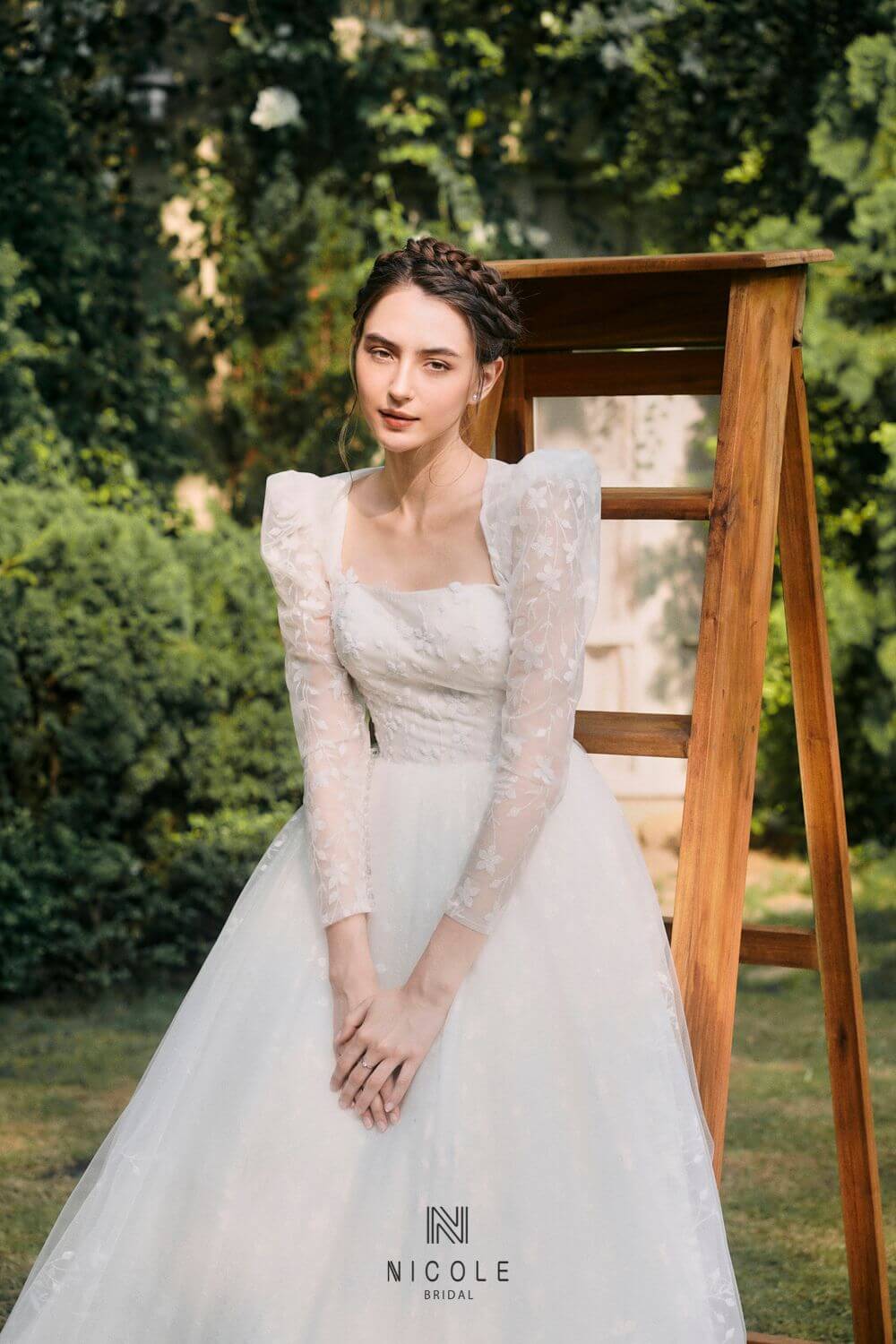 Váy cưới đi bàn đơn giản sang trọng