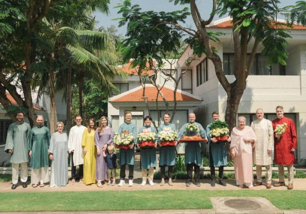 The groom's family passes through the bride's house