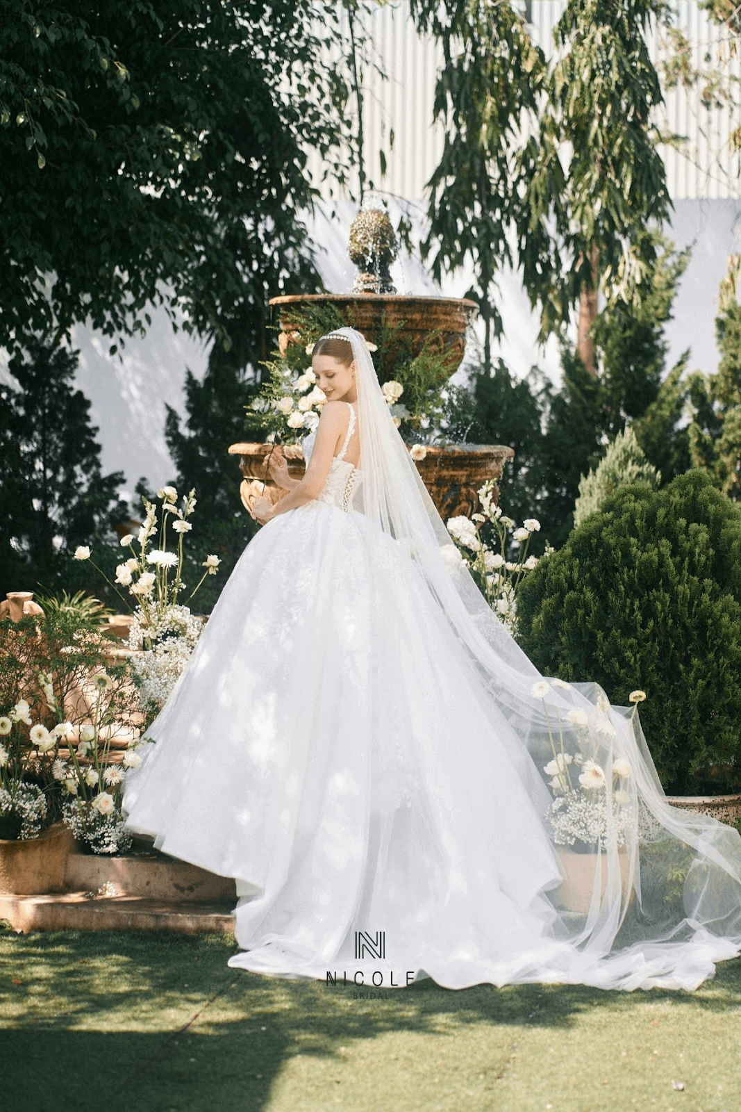 Nicole Bridal - Váy cưới dài đuôi hình 4