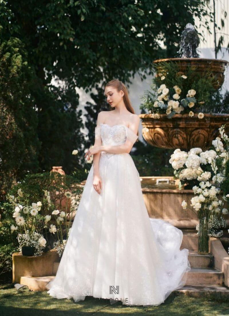 The wedding dresses from Larris are characterized by a sleek, contemporary design.